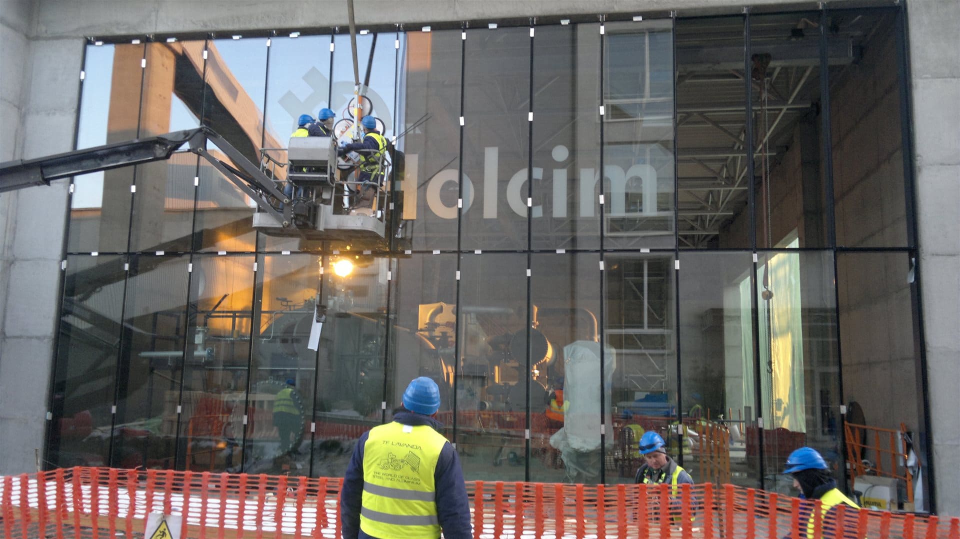 Holcim Aleșd, TFLavanda team installing the glass façade
